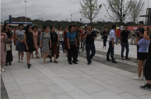 喜迎十九大,身邊看變化——我市干部賢內助、鄉(xiāng)鎮(zhèn)街道負責人參觀高鐵商務區(qū)