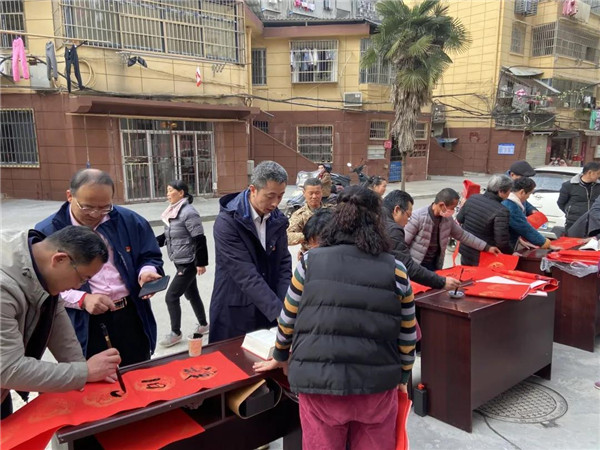 城投集團送福送春聯，社區公益活動暖人心